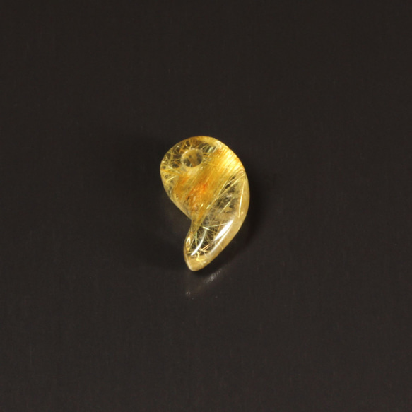 【ルチルの集合体が美しい】一点物 ゴールドルチル 勾玉 Ｍｒ５９ 金針水晶 力が宿る お守り効果 天然石 お中元 ギフト 1枚目の画像