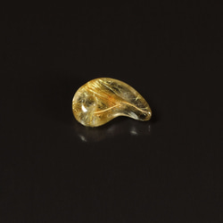 【ルチルの集合体が美しい】一点物 ゴールドルチル 勾玉 Ｍｒ５９ 金針水晶 力が宿る お守り効果 天然石 お中元 ギフト 2枚目の画像