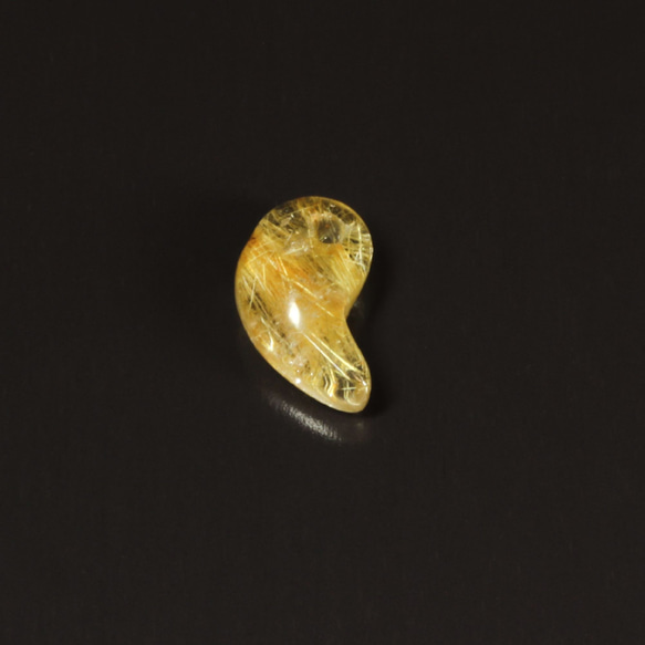 【ルチルの集合体が美しい】一点物 ゴールドルチル 勾玉 Ｍｒ５９ 金針水晶 力が宿る お守り効果 天然石 お中元 ギフト 7枚目の画像