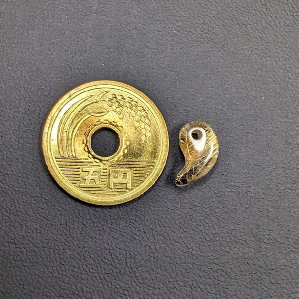 【ルチルの集合体が美しい】一点物 ゴールドルチル 勾玉 Ｍｒ５９ 金針水晶 力が宿る お守り効果 天然石 お中元 ギフト 17枚目の画像