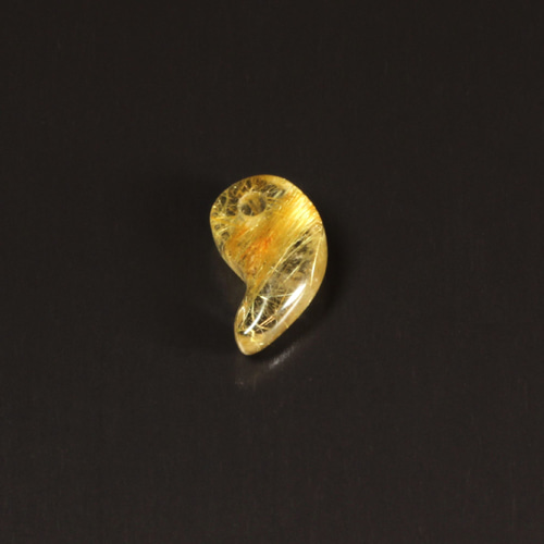 ルチルの集合体が美しい】一点物 ゴールドルチル 勾玉 Mr59 金針 
