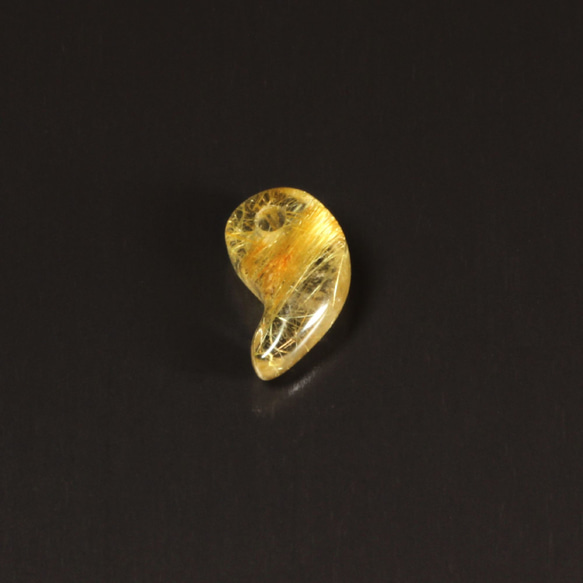 【ルチルの集合体が美しい】一点物 ゴールドルチル 勾玉 Ｍｒ５９ 金針水晶 力が宿る お守り効果 天然石 お中元 ギフト 14枚目の画像