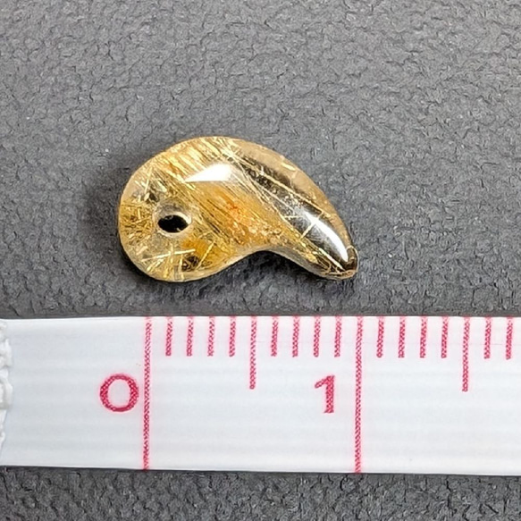 【ルチルの集合体が美しい】一点物 ゴールドルチル 勾玉 Ｍｒ５９ 金針水晶 力が宿る お守り効果 天然石 お中元 ギフト 16枚目の画像