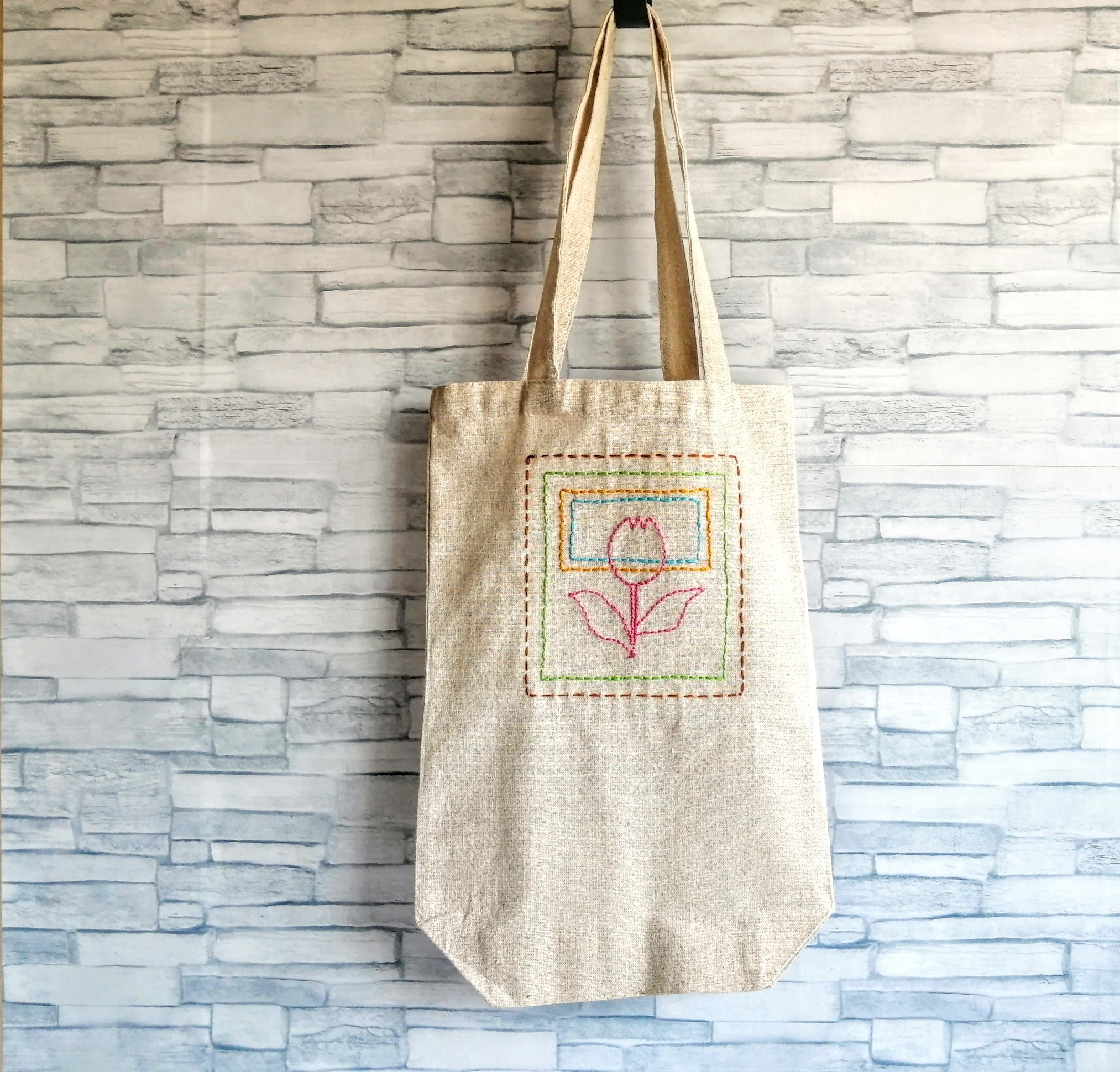 チューリップと四角の刺繍 縦長トートバッグ ベージュ A4サイズ
