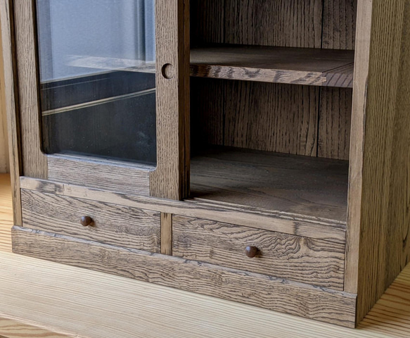 板組みの小さな戸棚 引き出し付き 濃いカーキ色 3枚目の画像