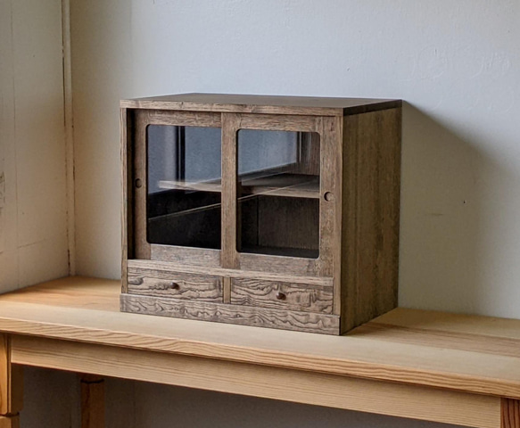 板組みの小さな戸棚 引き出し付き 濃いカーキ色 1枚目の画像