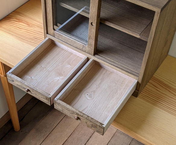 板組みの小さな戸棚 引き出し付き 濃いカーキ色 4枚目の画像