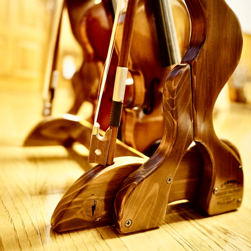 【新品・未使用】高級バイオリンスタンド／木製 新品・未使用】高級バイオリンスタンド／木製 24時間以内に発送