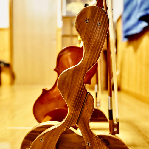 【新品・未使用】高級バイオリンスタンド／木製 新品・未使用】高級バイオリンスタンド／木製 24時間以内に発送