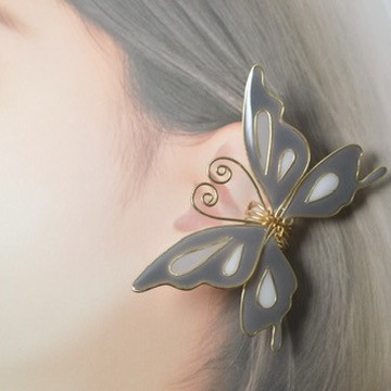 プレミアム蝶のイヤーカフ　（GOLD×DARKGRAY）アースカラー ワイヤー×レジン 大きめ