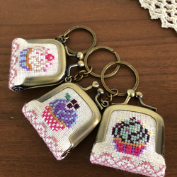 がま口　キーホルダー　刺繍　カップケーキ　ペパーミント 5枚目の画像