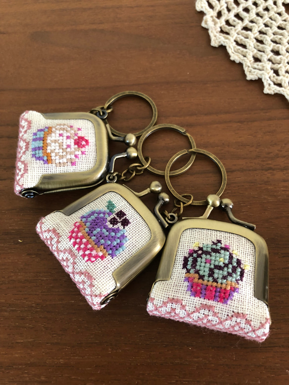 がま口　キーホルダー　刺繍　カップケーキ　ペパーミント 5枚目の画像