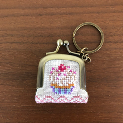 がま口　キーホルダー　刺繍　カップケーキ　ペパーミント 2枚目の画像