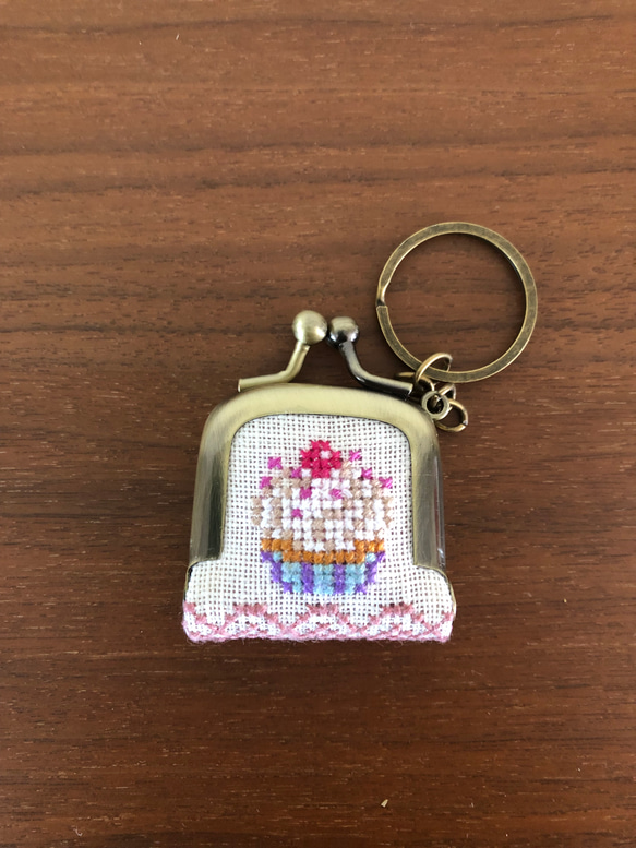 がま口　キーホルダー　刺繍　カップケーキ　ペパーミント 2枚目の画像