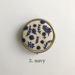 ピルケース(単品) 手刺繍　【散りばめられた草花】 6枚目の画像