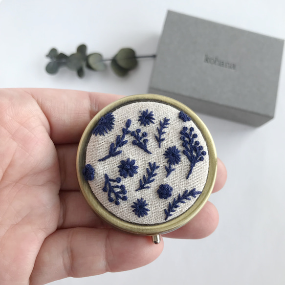 ピルケース(単品) 手刺繍　【散りばめられた草花】 7枚目の画像