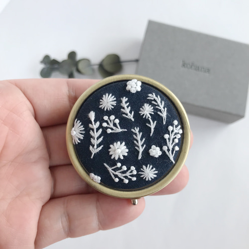 ピルケース(単品) 手刺繍 【散りばめられた草花】 その他ケース