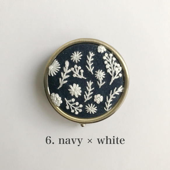 ピルケース(単品) 手刺繍　【散りばめられた草花】 13枚目の画像