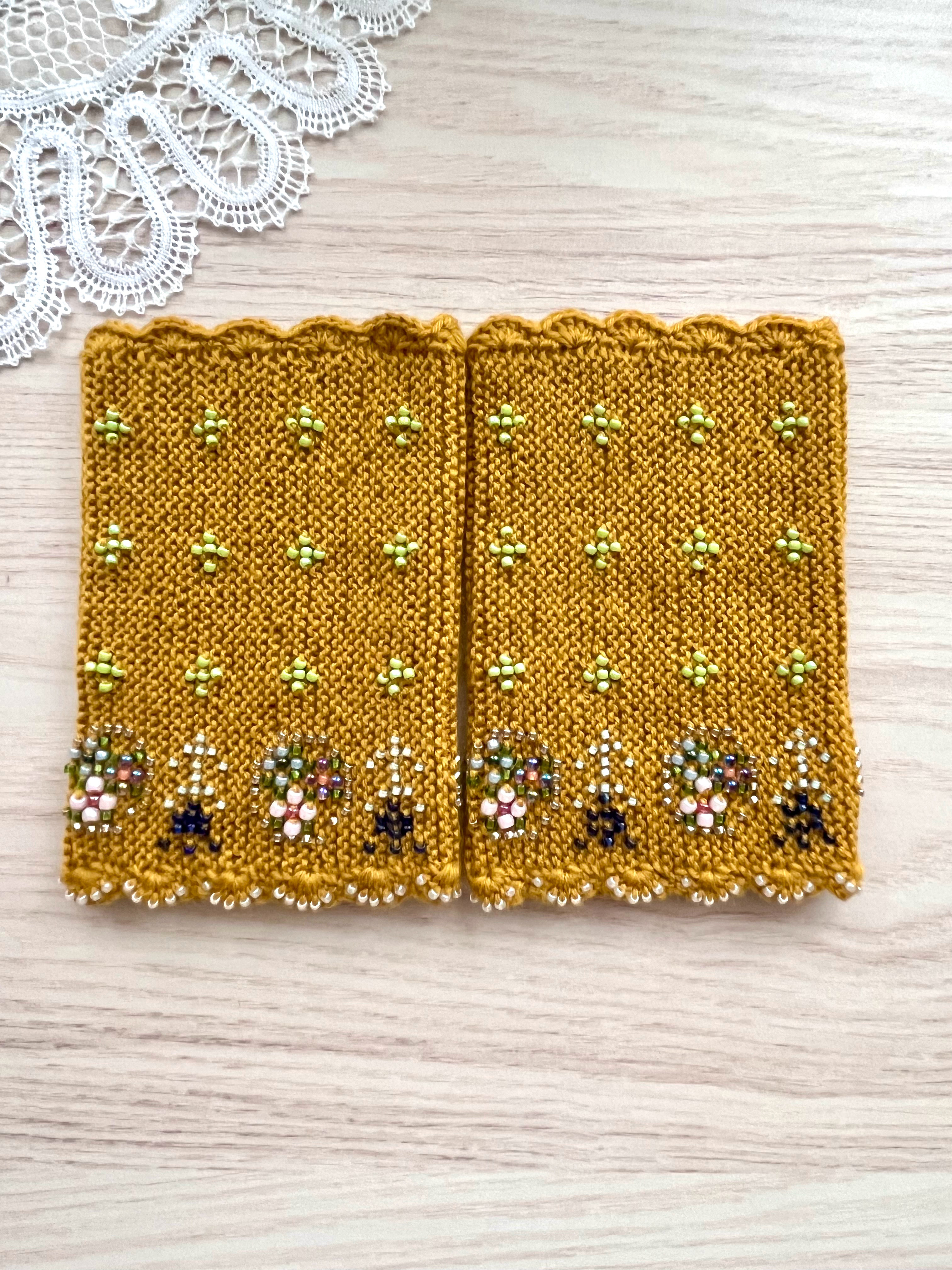 [送料無料]メルヘンな花が手首で咲くビーズニットのアームウォーマー(リストウォーマー)