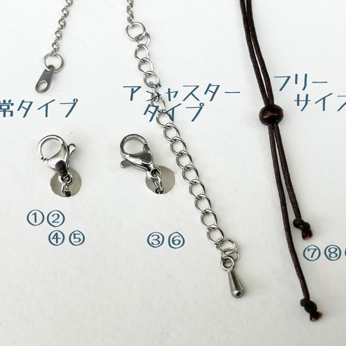 魔を除ける意味の赤珊瑚を、真鍮のサークルで包んだ小ぶりの一粒