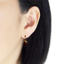 【天然石虎眼無孔耳環】不易受傷的棕色樹脂耳環，人氣穿孔耳環 第2張的照片
