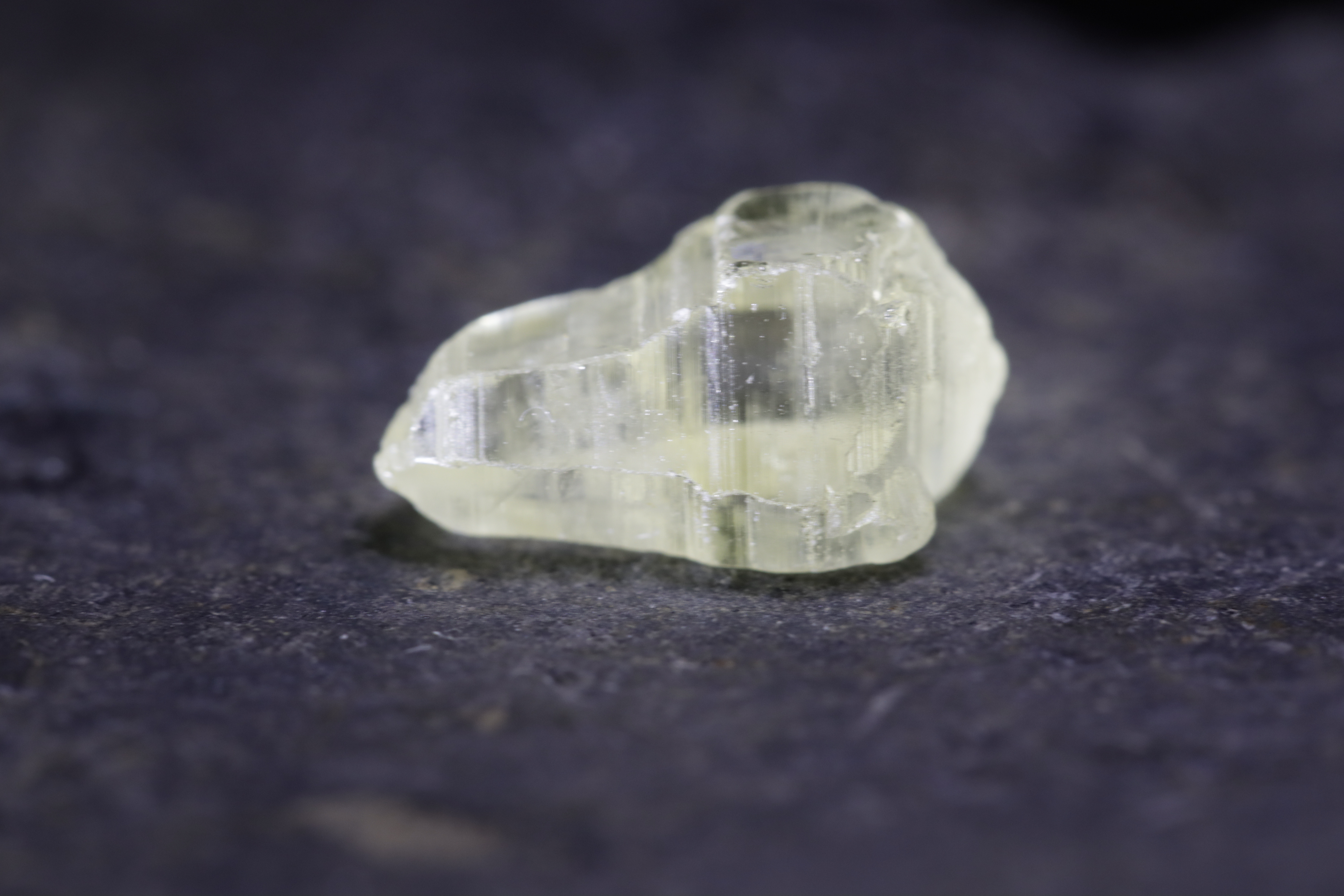 サファイア 原石 コランダムクリスタル ガラスボディライトイエロー3.00カラット ナチュラル 原石 スリランカ原産