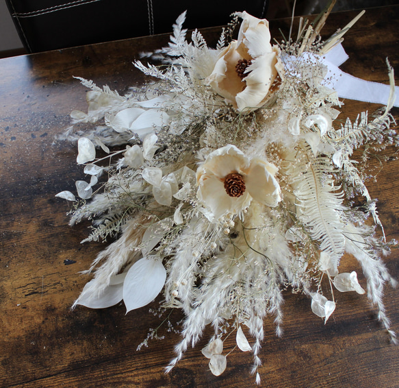 白とピンクの三日月リースドライフラワースターチスルナリア