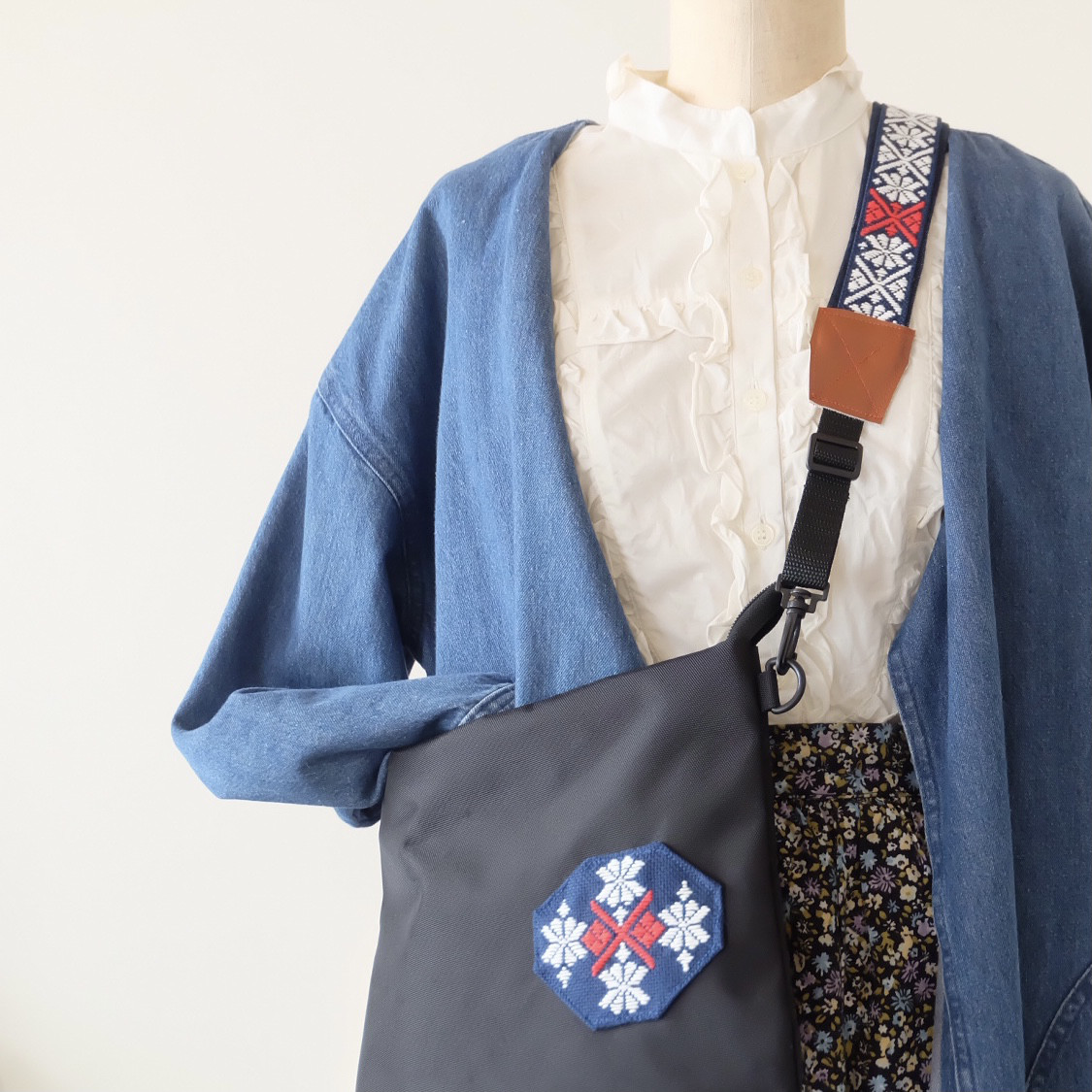 セーラー服を着た鳥(オカメインコ)の刺繍ショルダーバッグ