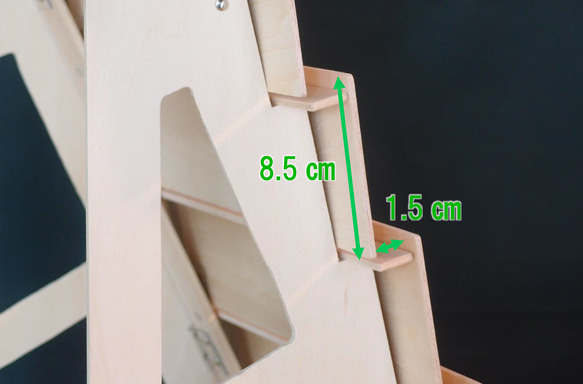 パタポンな木製什器　タテ長ほとんど垂直ナナメ棚ナチュラル 2枚目の画像