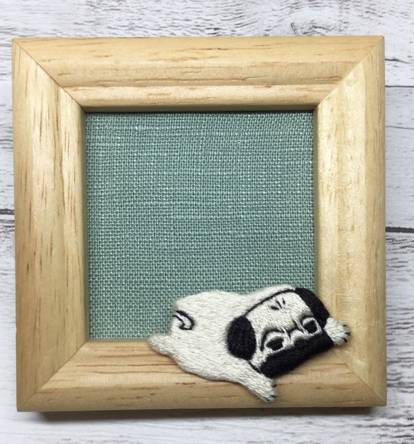 ぺた～っとパグの刺繍ブローチ 2枚目の画像