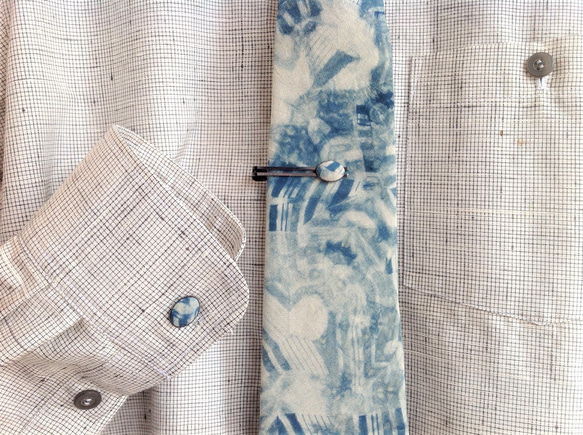 本藍染めのオシャレ「藍ファッション」　塩沢織板締め染めカフスボタン(絹１００％) 7枚目の画像