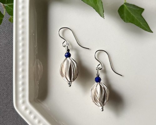 ラピスラズリとカレンシルバーの木の実仕立てピアス ピアス（フック