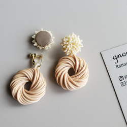 雙向耳環/耳環，帶珠子和藤條環，米白色/黑色 第8張的照片