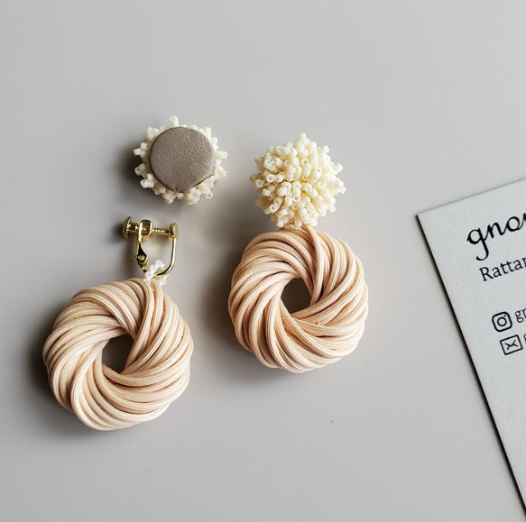 雙向耳環/耳環，帶珠子和藤條環，米白色/黑色 第8張的照片