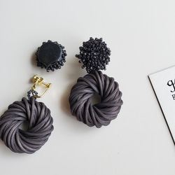 雙向耳環/耳環，帶珠子和藤條環，米白色/黑色 第9張的照片