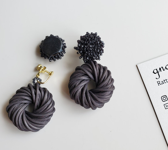 雙向耳環/耳環，帶珠子和藤條環，米白色/黑色 第9張的照片