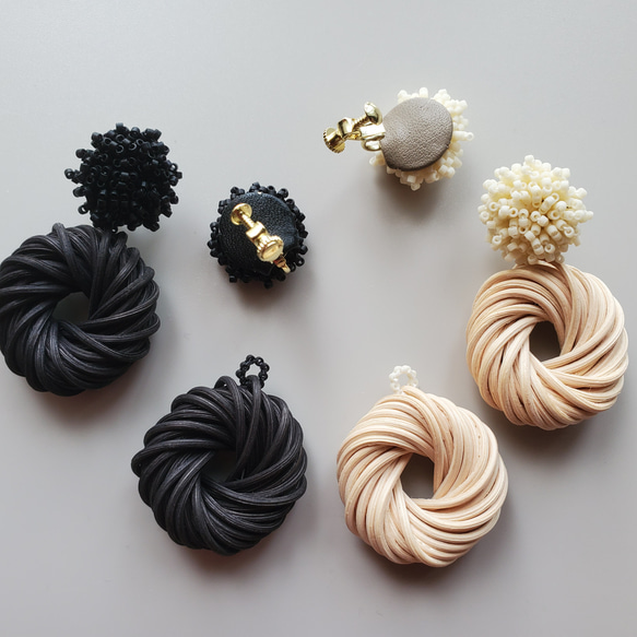 雙向耳環/耳環，帶珠子和藤條環，米白色/黑色 第10張的照片