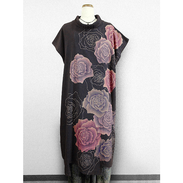 フレンチスリーブコットンワンピース（バラ模様）（ミモレ丈）（裾ギザ形）（紫グレー色）