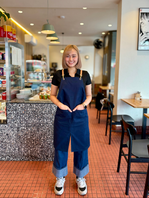 エプロン 本革ストラップ 背中クロス 男女兼用｜カフェ・美容師・バリスタに人気 1枚目の画像