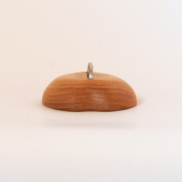 ３つ置けるハートのリングスタンド・長穴（クリ・オイル）名入れ・記念日刻印【ハレの日に木のぬくもりを】木製リングピロー 3枚目の画像