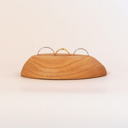 ３つ置けるハートのリングスタンド・長穴（クリ・オイル）名入れ・記念日刻印【ハレの日に木のぬくもりを】木製リングピロー 2枚目の画像
