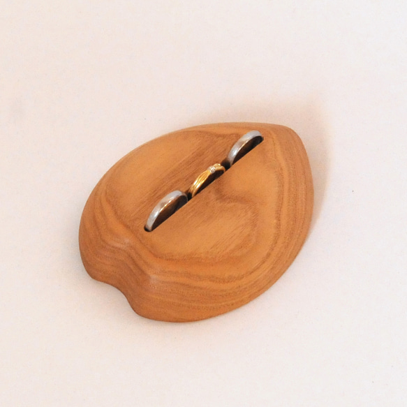 ３つ置けるハートのリングスタンド・長穴（クリ・オイル）名入れ・記念日刻印【ハレの日に木のぬくもりを】木製リングピロー 1枚目の画像