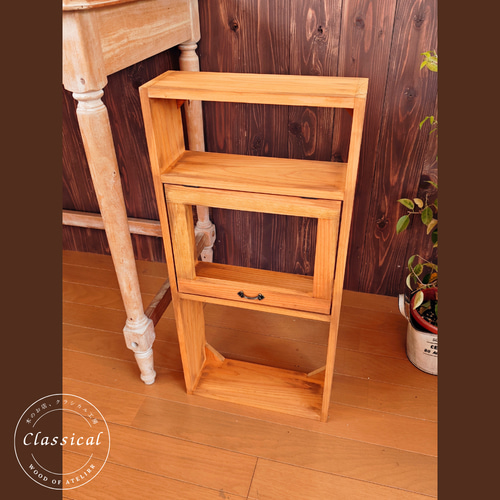 送料無料]アンティーク風 扉付き シェルフ 木製棚 ナチュラル 棚