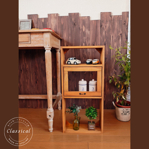 送料無料]アンティーク風 扉付き シェルフ 木製棚 ナチュラル 棚