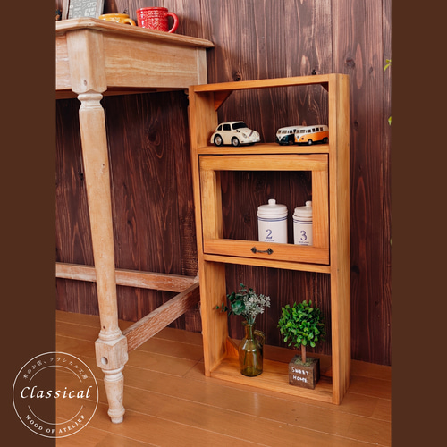 送料無料]アンティーク風 扉付き シェルフ 木製棚 ナチュラル 棚