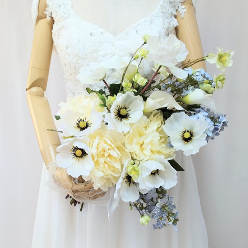ウエディングクラッチブーケ(ふわっとアネモネ) ブートニア込み世界で