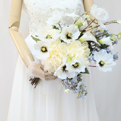ウエディングクラッチブーケ(ふわっとアネモネ) ブートニア込み世界で