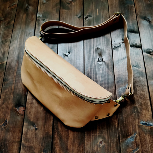 栃木レザーで作ったヌメ革のボディバッグ】 牛革 レザー 本革