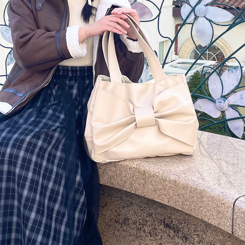 大人も似合うリボンディテール✴︎..:*☆ フェイクレザーリボンバッグ