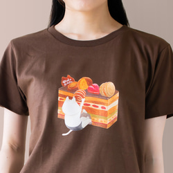 オペラケーキとネコぱんのTシャツ ブラウン レディースMサイズ【短期発送】 1枚目の画像